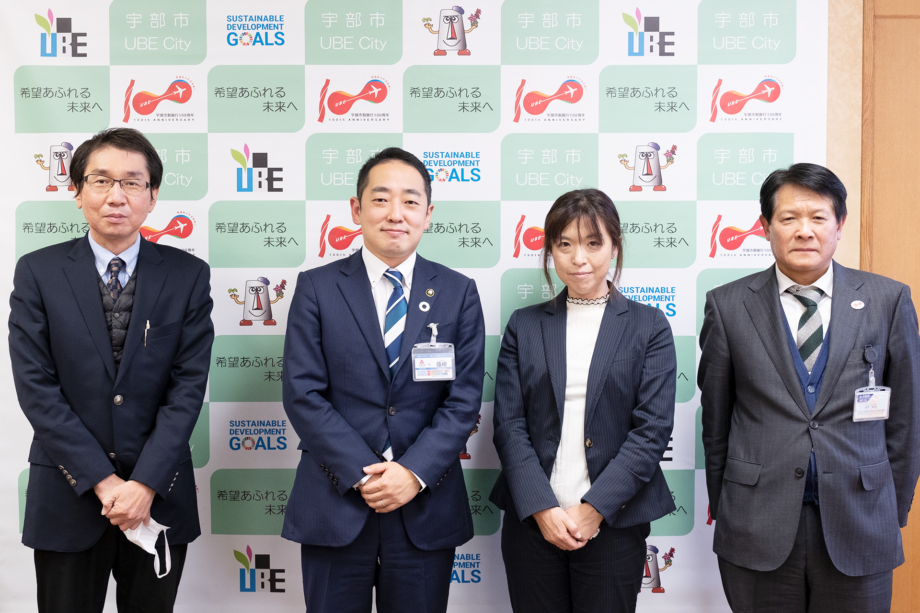 左より、藤井課長、篠崎市長、土井山さん、安平部長